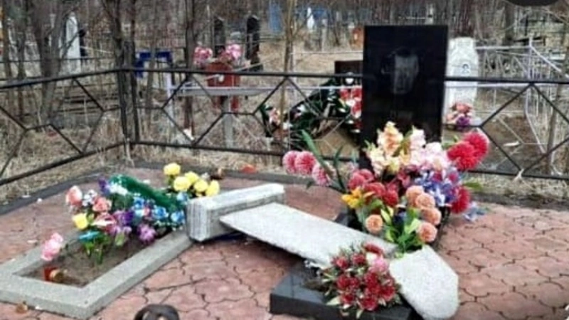 Вандалы в Поронайске на родительский день разбили несколько надгробий