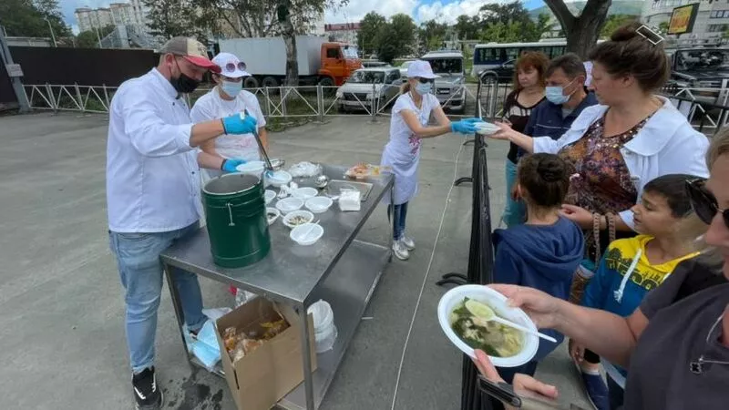 Вкусный праздник: южносахалинцев угощают ракушками вонголе от шеф-повара