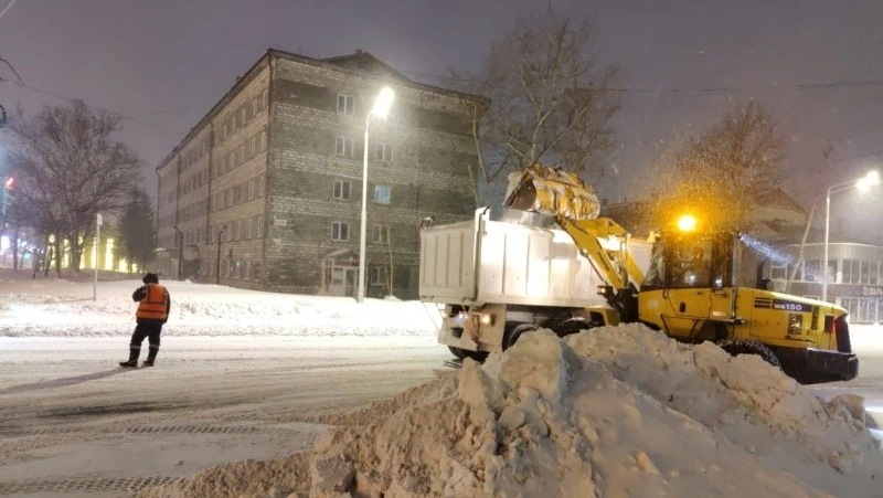 Южно-Сахалинск «откапывают» от снега свыше 150 единиц техники 28 января