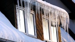 После жалобы сахалинцев на промерзающие окна застройщик приступил к ремонту