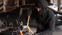 Похитителя мотоциклов и автозапчастей будут судить в Долинском районе