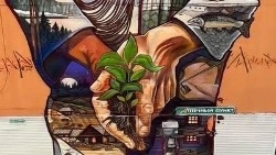 Молодой Чехов и история освоения Южно-Сахалинска: новые муралы нанесли на стены МКД