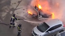 Пожарные потушили автомобиль в Южно-Сахалинске