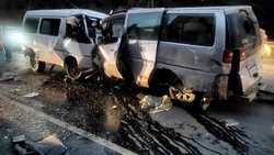 Страшное ДТП произошло на юге Сахалина: микроавтобусы превратились в груду металла