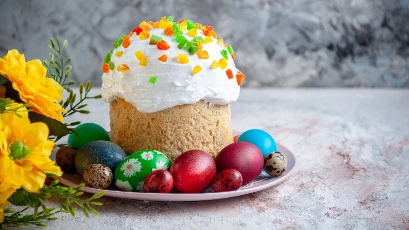 Приметы на Пасху: почему важно накрыть богатый стол и нельзя выкидывать остатки кулича