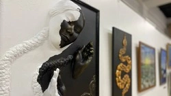 В Художественной фабрике Сахалина открыли персональную выставку картин экс-криминалиста