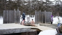 Депутаты Сахалинской облдумы проверили стадион, корт и термальные источники на севере