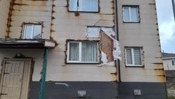 Циклон с рекордным по силе ветром разрушил фасады зданий на Итурупе