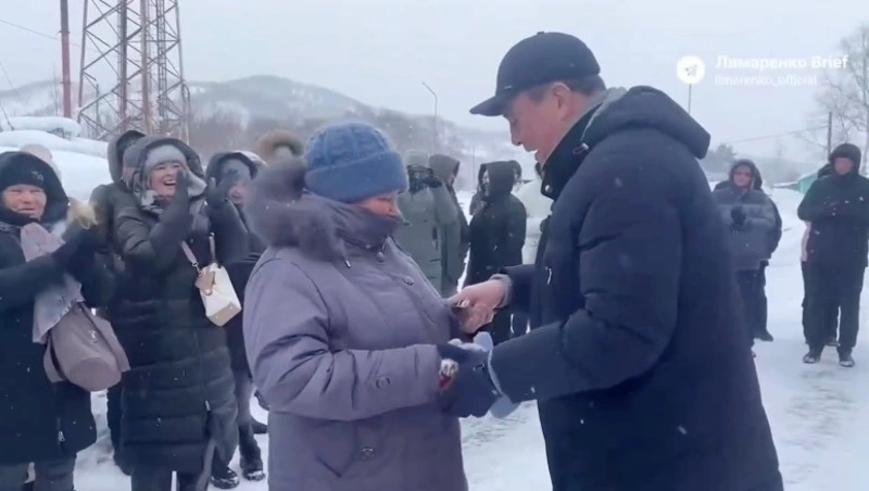 Валерий Лимаренко вручил ключи новоселам в Холмском районе