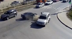 Кадры дневного ДТП на перекрестке в Южно-Сахалинске опубликовали в социальных сетях