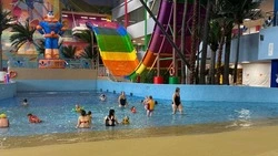 Семьи бойцов СВО посетили аквапарк на Сахалине благодаря фонду «Защитники Отечества»