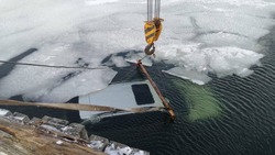 Человек погиб при падении автомобиля с моста в воду на Итурупе