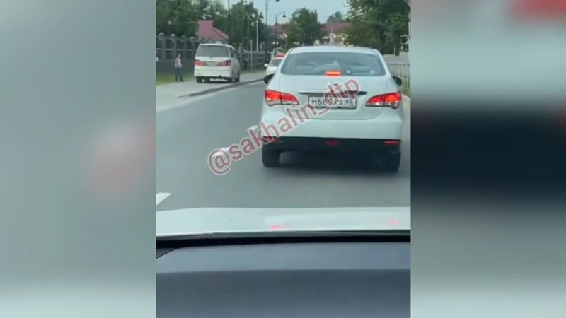 На Сахалине водитель микроавтобуса промчался по тротуару мимо школьницы