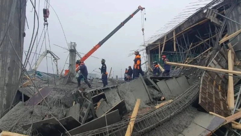 Появилось видео с места обрушения строящегося здания в Южно-Сахалинске