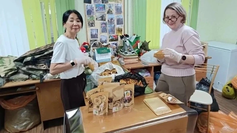 Активистки Единой России из Ногликского района сушат фрукты для посылок бойцам на СВО