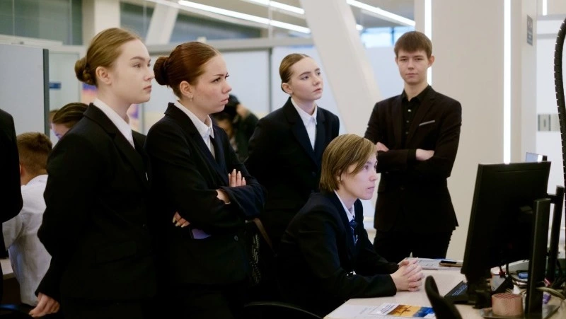 Студенты педагогического колледжа проходят практику в аэровокзале Южно-Сахалинска