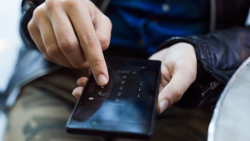 Полиция задержала подозреваемого в содействии мошенникам парня на Сахалине