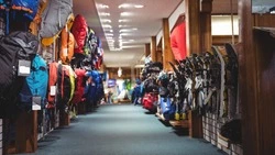 В Южно-Сахалинске двое мужчин вынесли одежду из спортмагазина и продали ее на улице