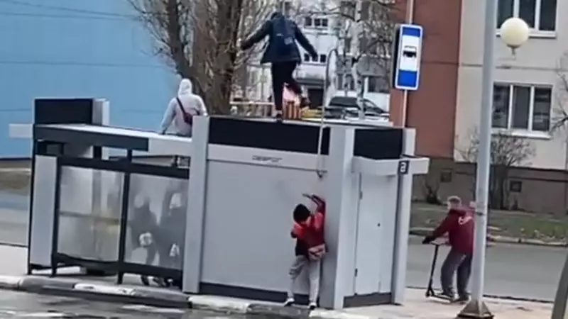 Школьники танцуют на крыше остановки в столице Сахалина. ВИДЕО