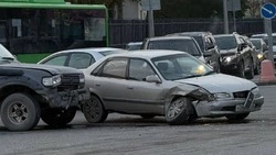 «Тойоте» вывернуло колесо в ДТП с внедорожником ЧОПа в Южно-Сахалинске