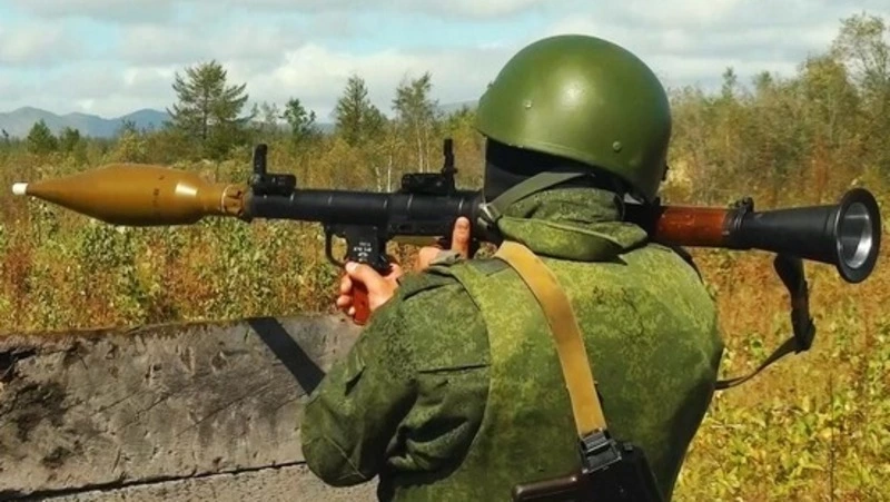 Мобилизованные сахалинцы тренируются стрелять из гранатометов