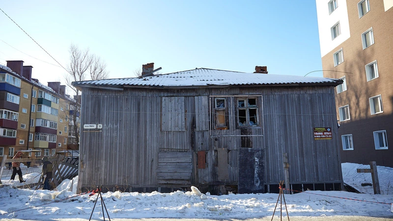 Вместо обветшалой двухэтажки в Южно-Сахалинске построят сквер