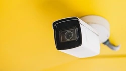 Рецидивист в Корсакове обманул пенсионерку на деньги, обещая установить камеры