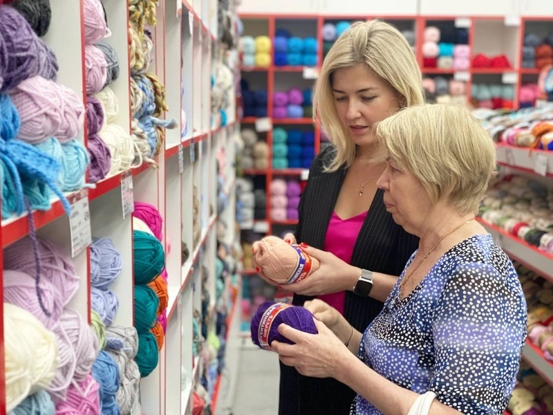 Министр Ольга Орлова покупает пряжу на Сахалине для акции помощи ДНР и ЛНР