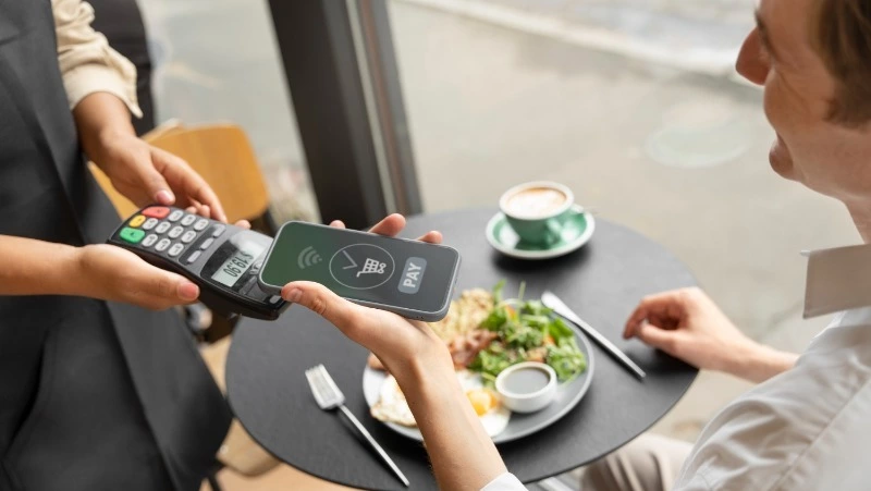 Жители Дальнего Востока все чаще благодарят рублем: кто и за что получает чаевые