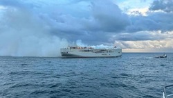 В Тихом океане затонул корабль с 3000 автомобилей на борту