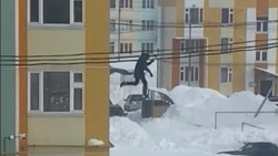 Дети прыгают в снег с пожарных лестниц в микрорайоне Новое Дальнее Южно-Сахалинска