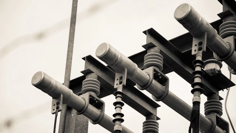 В Аниве на центральном пляже горела опора ЛЭП