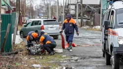 Ситуация сложная: спасатели несколько дней откачивали воду с затопленного участка в Южно-Сахалинске