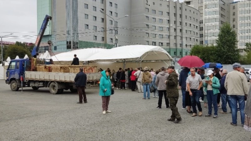 Почти 100 человек в центре Южно-Сахалинска ждали старт продажи горбуши 30 августа