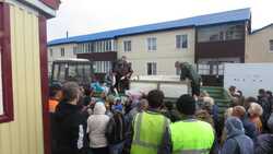 Тонна горбуши — за два часа. Жители Парамушира выстроились в огромную очередь за бесплатной рыбой