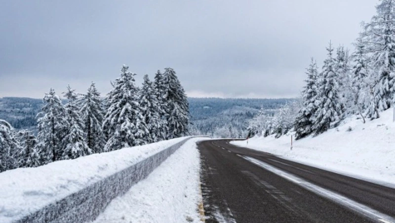 После метели три участка автодорог открыли в Сахалинской области 