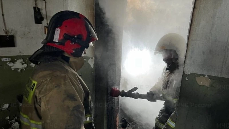 Пожарные два часа тушили загоревшуюся квартиру в расселенном доме в Корсакове