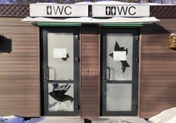 «Некомфортно после хорошего отдыха»: сахалинцы жалуются на разбитые туалеты в Весточке