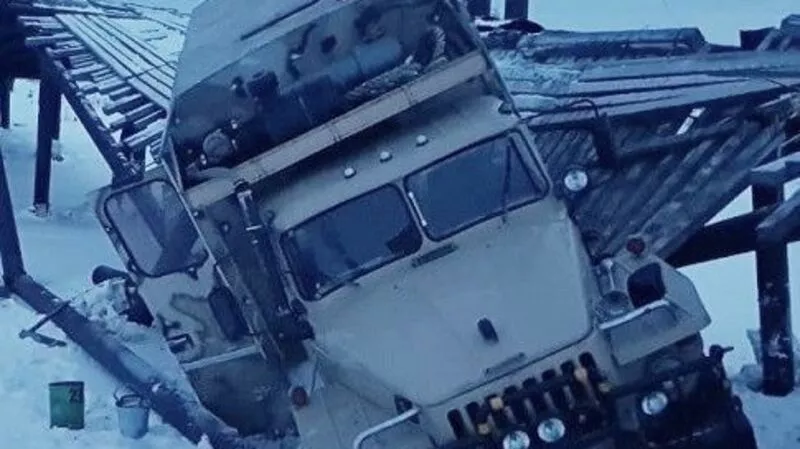 В преддверии Нового года у сахалинского села перевернулся грузовик с пряниками