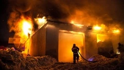 Огонь охватил мусор в кооперативном гараже в Охе 