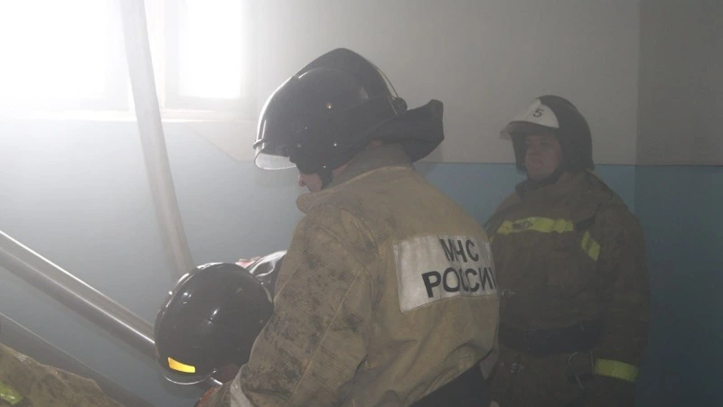 Балкон жилого дома загорелся в Томаринском районе 26 мая