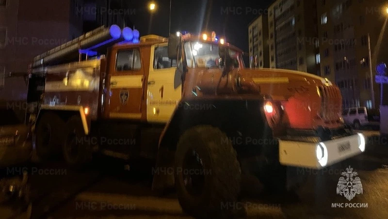 В Южно-Сахалинске пожарные спасли из огня двух человек