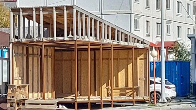 Недострой возле ТД «Зодчий» стал опасным для жильцов дома в Южно-Сахалинске