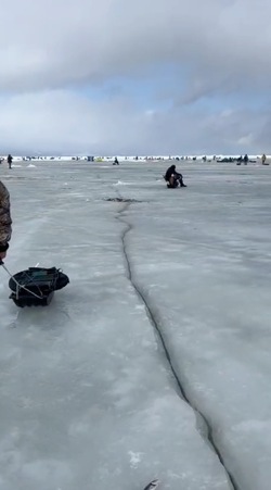 Экстремальная рыбалка: отчаянные рыбаки Сахалина вышли за уловом на треснувший лед