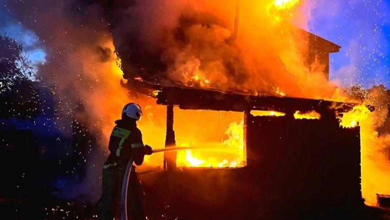 Пожарные потушили строение во дворе жилого дома в селе в Холмском районе 