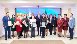 Сахалинцам выдали государственные награды в День флага