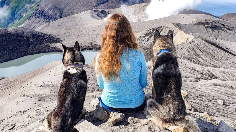 Девушка с хаски путешествует по Курилам и пишет об этом в соцсетях