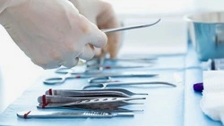 В Кузбассе ребенок упал с дерева и разорвал задний проход 