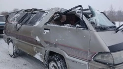 Спасатели освободили водителя из искореженного микроавтобуса на Сахалине