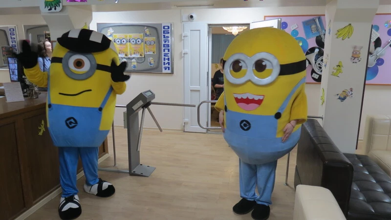 В Сахалинском колледже искусств миньоны спели «Калинку-малинку»